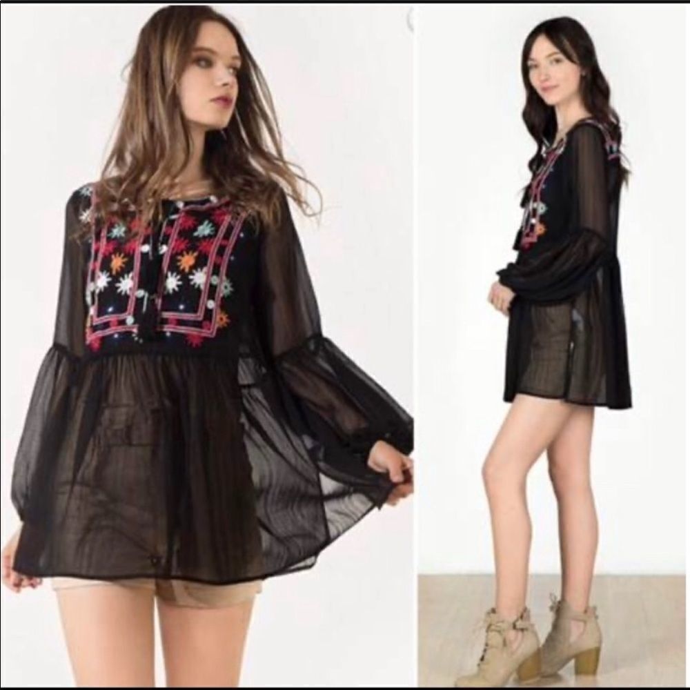 ✨2xHP✨Monoreno “Hippie Chic” Embroidered Top✨